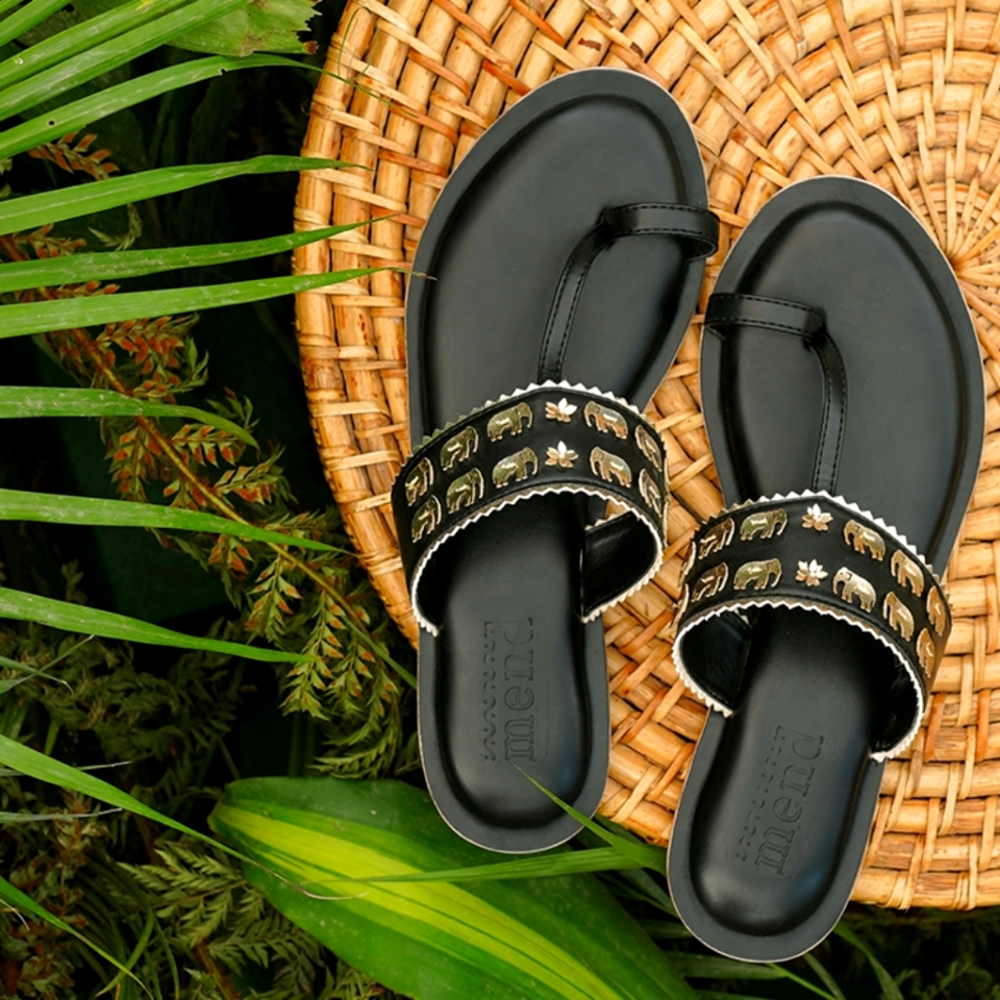 Black leather Sandals with elegant elegant detailing